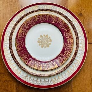 Vintage plate set